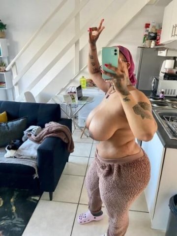 I'm a sweet nerdy girl who loves to make you tingle from head to toe. Let me show you a good time and relax 😍 - 1