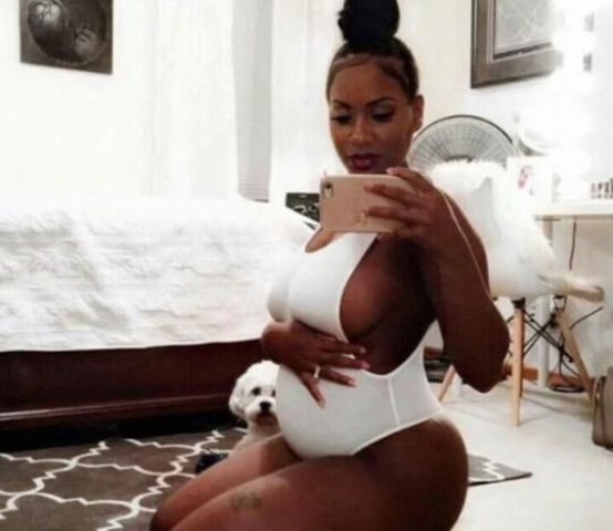 Discreet Ebony pregnant hottie 😘 - 1