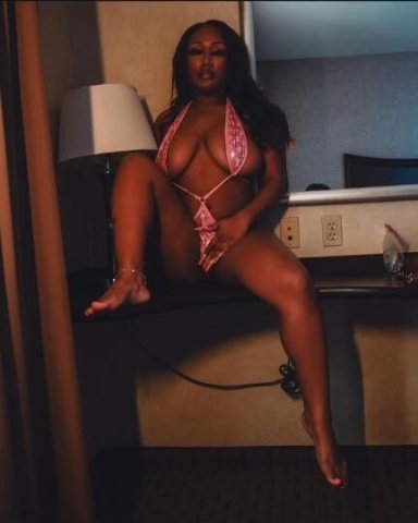 sexy & sweet 🍩🍫lets party ❄ NEW HERE - 1