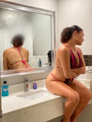 hey babe 😏 in town for a few days cum have sum fun 💦 - 1