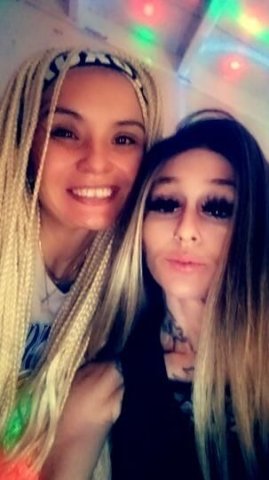 2 GIRLS IN BED HOW U WAKE UP ON WONG SIDE - 1