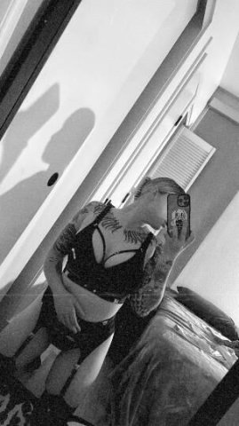 thick sexy tatted goth girl 😈 - 1