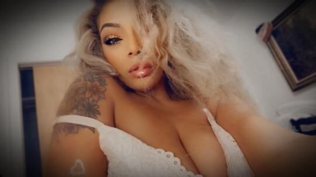 Perfect bottle shaped Girl-of-yourDreams model type. It'd be a shame to miss me. New to the area! 💋 - 1