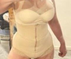Voluptous Sexy Milf looking to play today - Image 4