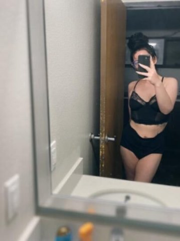 thicc pretty smile white girl wet - 1