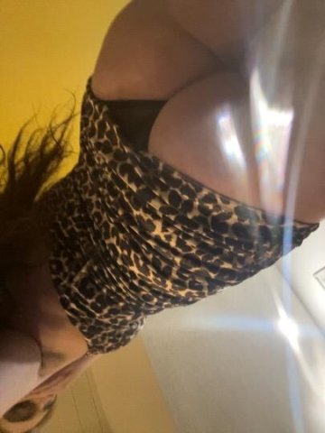 brunette pawg horny NOW - 1
