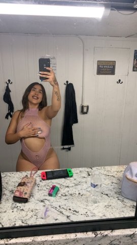 Sexy and Sweet 🍓 5"4 Petite and Curvy In all the right places 🍑Come play with me Daddy💦 - 24 - 1