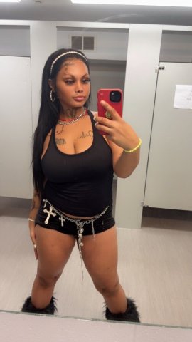 DIAMONd nice safe hotel! pretty feminine 21 YO PRO SOCCER GIRLY my fav kink is to eat ass .lol Upscale exotic slut , . fetish friendly - 21 - 1