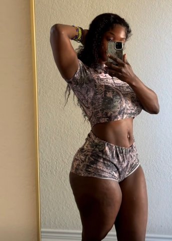 Cali Baddie 🌴 ✈ SFL🩷🩷🩷THERES ONLY 0NE ME! in not on commercial babes😘 🫱🏾‍🫲🏼 - 24 - 1