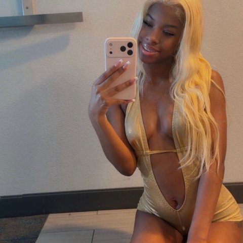 22 year old Petite Treat🫦 I’m available now for incalls no deposit needed 😘 - 22 - 1