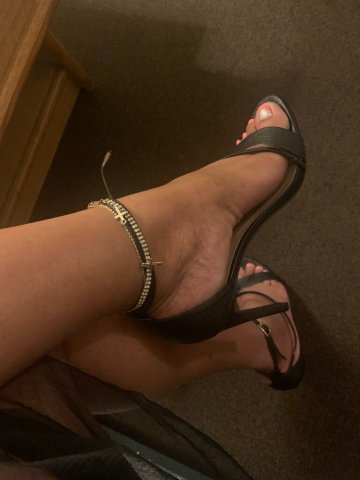outcallers in the house say whoop whoop...your cute silly and accommodating fun girl is Leaving in a few hours...Id love to play before I go. 🤟🏽🫶🏽Time doesn't get wasted over here🚫👅 - 37 - 1