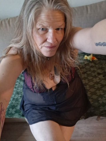 MATURE SENSUAL WOMAN HOSTING AT MY DOWNTOWN PORTLAND INCALL NO GAMES NO DRAMA NO BS NO CHILDISH DUMB SHITJUST GREAT SERVICE AND A GOOD TIME. YOU WONT REGRET IT! PLEASE READ ENTIRE AD BEFORE TEXTING. THANK YOU - 51 - 1