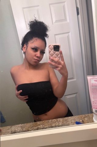 AVAILABLE NOW💦🌹 cutest lil slut 👅🍭 Horny n ready 2 fuckk 🥵im thicc cute n tight 🤤cum see me bby 😉 FT SHOWS & CONTENT 🌟 - 18 - 1