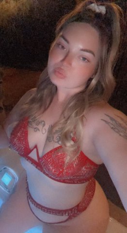 Hey babe😉 Sarah sweets 🍬 awaits you ! Pretty on the eyes 👀 thick on the thighs🥰 - 27 - 1