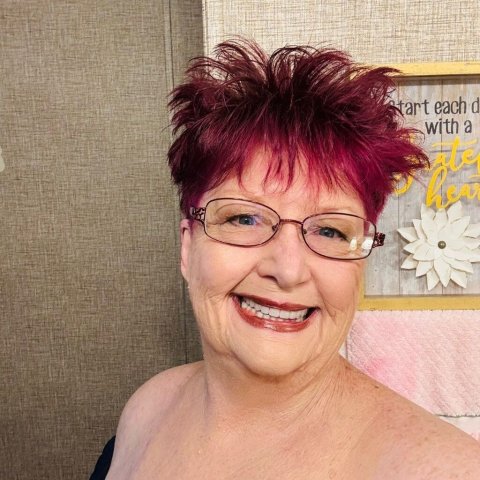 Mature and Vibrant Woman - 75 - 1