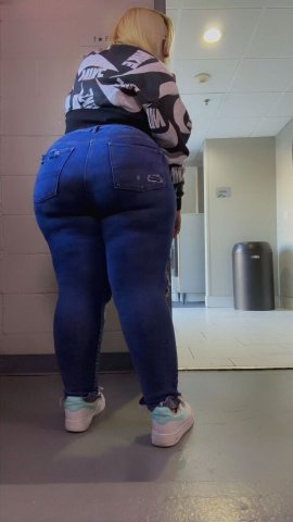 sooo mfn horny, this fat ass jus askin 4 some dick... im so mf wet daddy🤤🤤 - 32 - 1