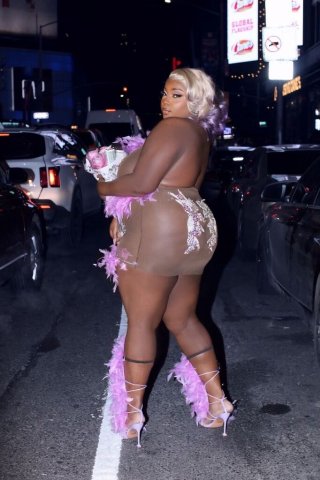 COME PLAY WITH YOUR FAVORITE smuts AN BRING THEM DICKS OUT 150 ENTRY …..COME BUST 3 TO 4 NUTS READ BIO.... - 25 - 1