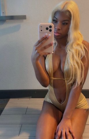 22 year old Petite Treat🫦 I’m available now for incalls no deposit needed 😘 - 22 - 1