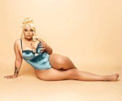 Freaky with a Fat Ass 🍑Pretty Feet 👣 Pink Shaved Pussy 🌷Thick thighs - 21 - Image 5