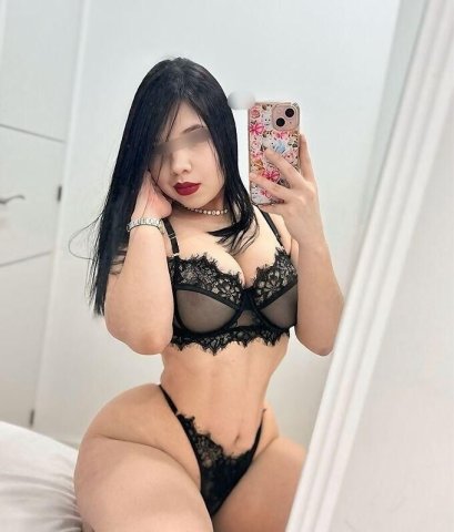 Beautiful little white girl 🤩 slim and curvy come meet me I'll be your sweet 🍬 affectionate 😻 - 24 - 1