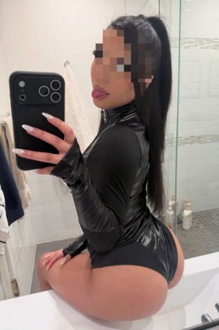 Latina estrechita y juegosa - 1