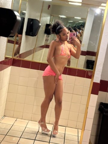San Diego CA Petite Female Escort — Outcalls & Cardate - 1
