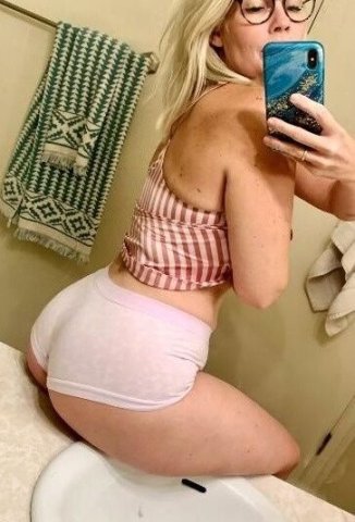42yo MILF — Hot Kissing & Deep Sucking (Incall, Outcall, Car Date) - 1
