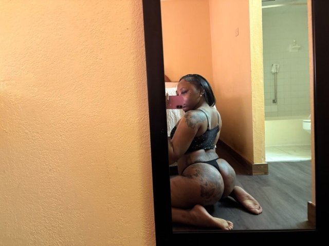 Honey  — Real pics, thick, fetish-friendly escort (Uber for outcalls) - 1