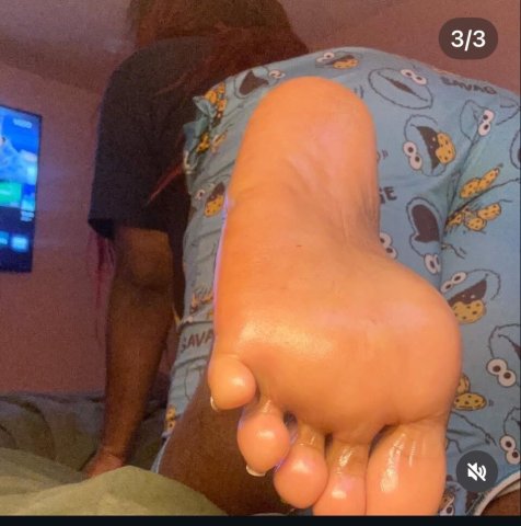 Dallas Curvy Escort With Pretty Feet (No Bare) — Verification Required - 1