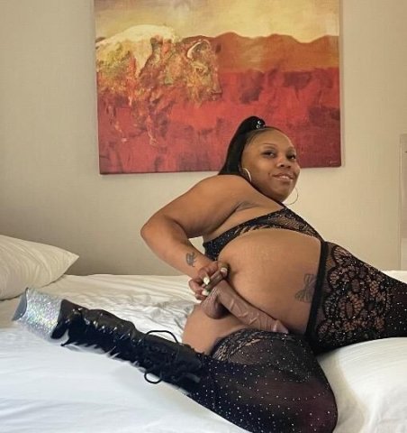 Curvy pornstar beauty in Denton, TX — session bookings with respect - 1