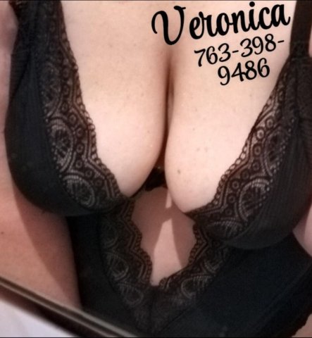 Veronica — Thick Curvy Brunette Incall Escort in Minneapolis/St. Paul - 1