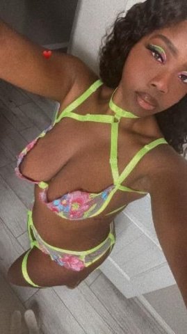 Chicago Female Escort — Fetish Friendly, No Bare, Outcall/Car Date, Video Verify - 1