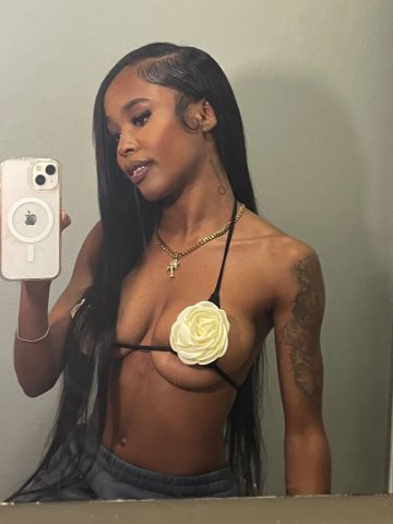 Petite chocolate playmate escort in Richmond, VA — classy, tight fit - 1