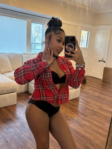 Milwaukee WI Female Escort — Outcalls Only - 1