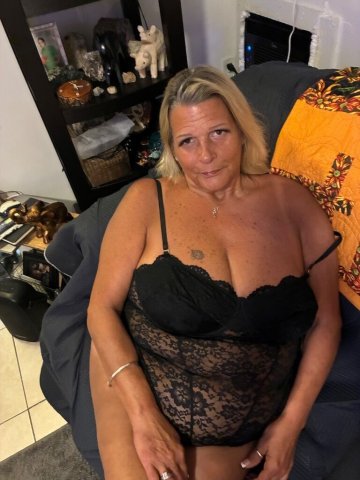 Portland OR Older Woman Escorts — Fun & Submissive Companionship - 1