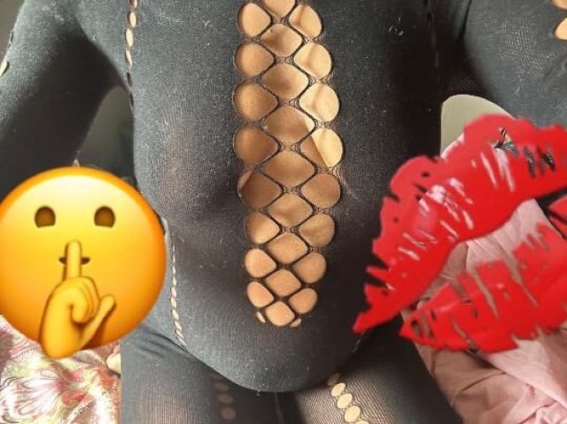 Harlem Area Female Dom — Bubbles (Kinks, pegging, feet play) - 1
