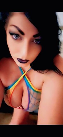 Alyx Ivy morning time with a discreet female escort in Palm Springs - 1