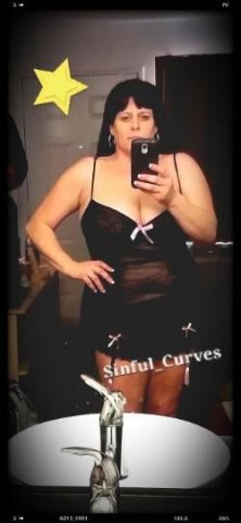 Riah Star in Inland Empire — BBW escort with green eyes & burgundy hair - 1