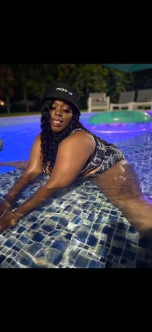 Manhattan NY Curvy Female Escort — Protected outcalls & sensual car dates - 1