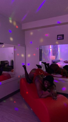 Chicago Outcall-Only Female Escort — In/Outdates for 4 rooms - 1
