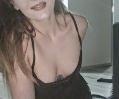 Seattle escorts - Tall, curvy Seattle Snow Bunny — green-eyed & brown-haired