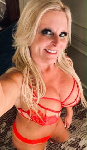 Treasure Coast FL Hot Mom Female Escort — Incall/Outcall & Car Fun - 1