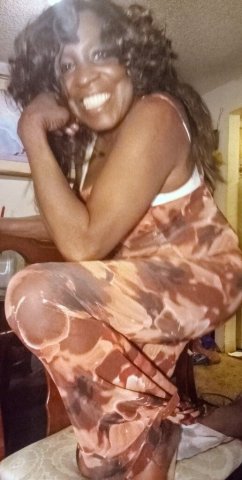 Portland, OR Older Lady Female Escort — Chocolate Drop - 1