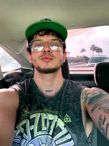 Tri-Cities WA Male Escort — call me “Daddy” - 1