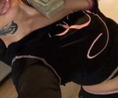 Milwaukee escorts - Milwaukee Female Escort — Incalls, Outcalls, and Carplay
