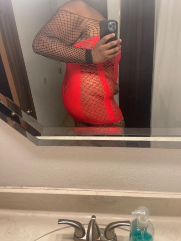 Houston Chubby Male Escort — Face-Sitting & Foot-Freak Play - 1