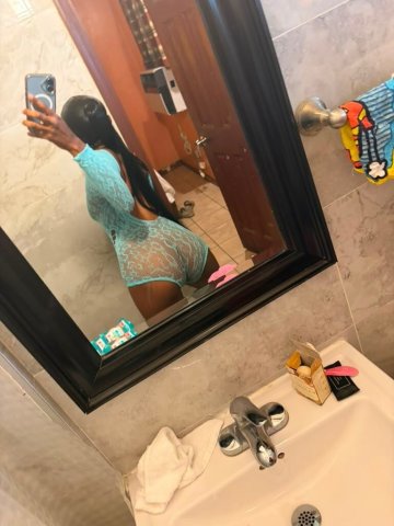 Petite Miami Companion — Discreet In-Call or Out-Call, No Anal - 1