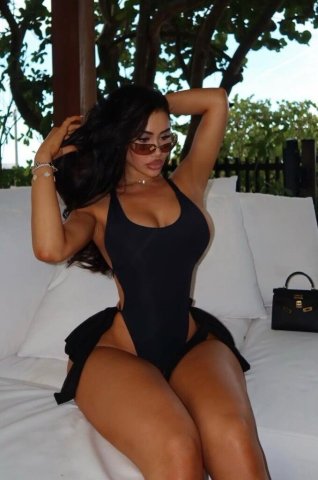 Long Beach CA Female Escort — discreet first-class night - 1