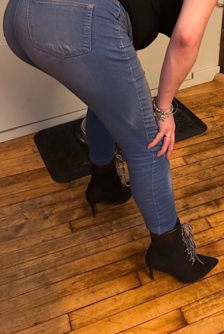 St. Louis Head Goddess Female Escort — Tongue Ring, 32DD Pierced Nips - 1