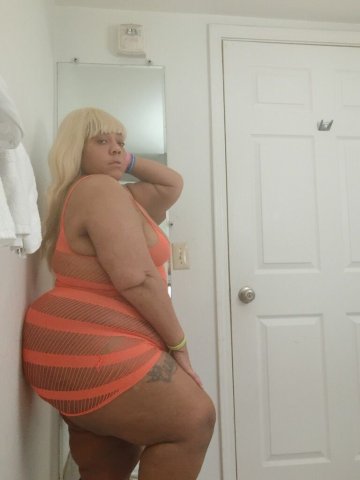 Omaha Female Escort — Thick Reddbone with Green Eyes - 1